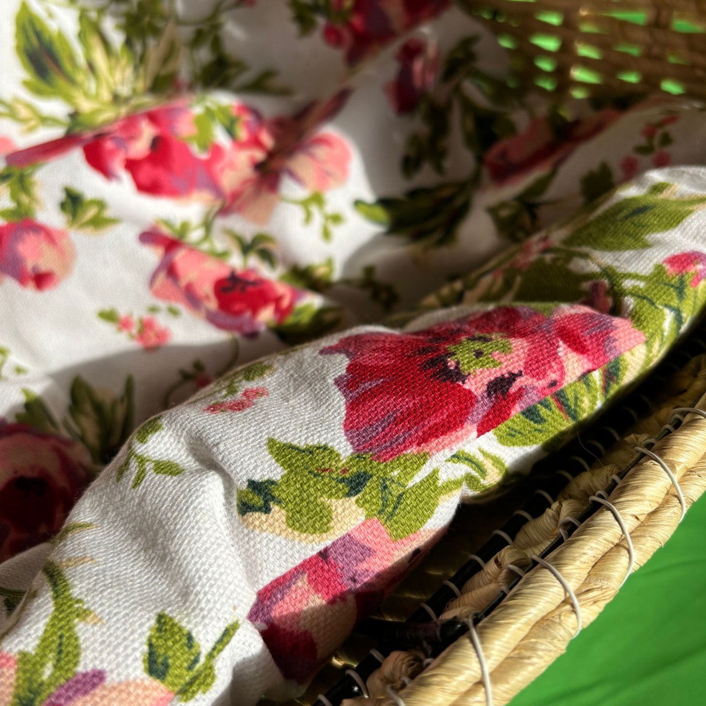 Natural Corn Husk Pet Basket – Handwoven Bed for Cats & Small Dogs