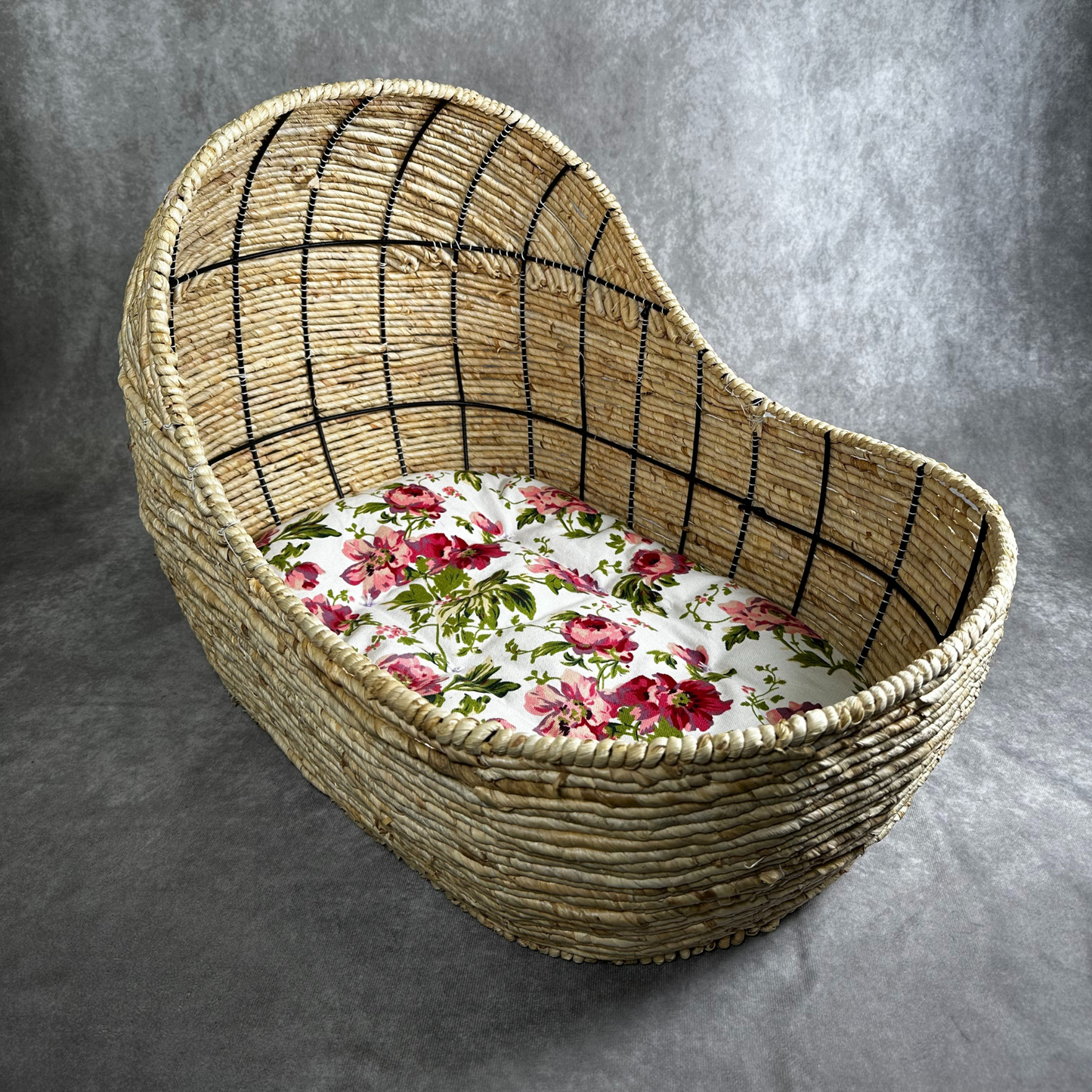 Natural Corn Husk Pet Basket – Handwoven Bed for Cats & Small Dogs