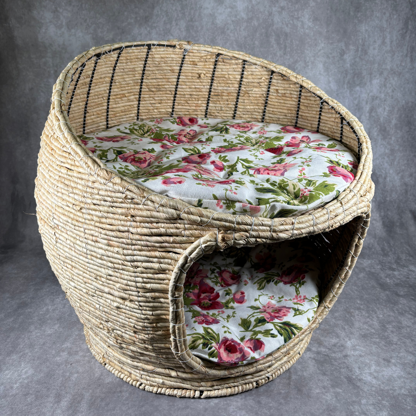 Natural Corn Husk Pet Basket – Handwoven Bed for Cats & Small Dogs